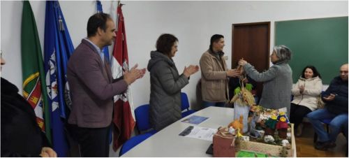 entrega de certificado a todos que participaram nas v&aacute;rias iniciativas  A Rota dos Pres&eacute;pios, o Natal na Minha Aldeia e a exposi&ccedil;&atilde;o de &Aacute;rvores de Natal.